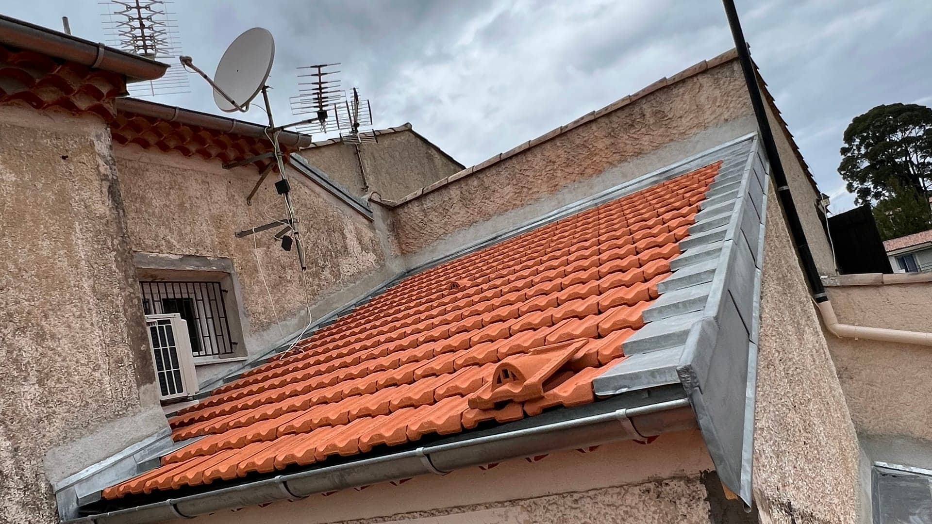 Réfection de chéneau dans les Alpes-Maritimes · Artisan Louis Duval