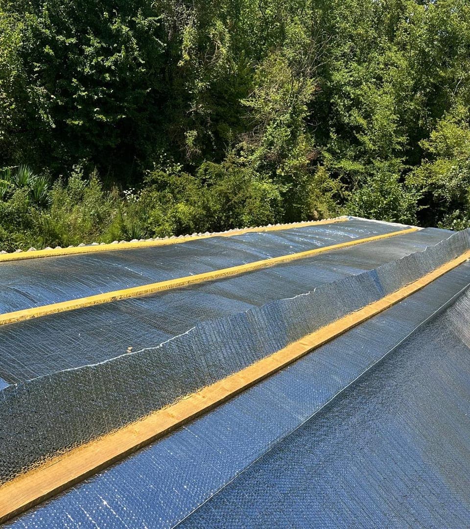 Isolant mince déroulé sur le versant, tenu par des contre-liteaux