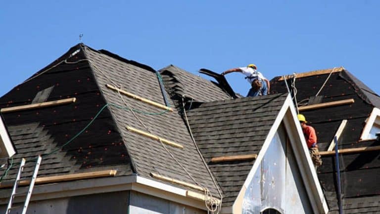 couvreur en plein travail